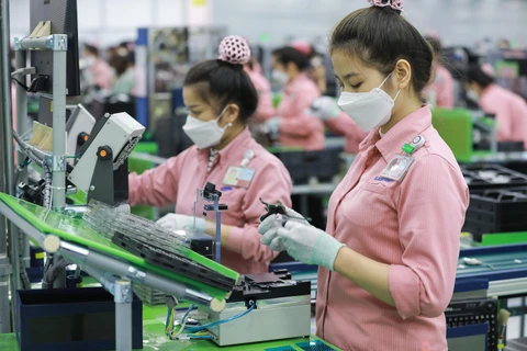 Nhân viên Samsung Việt Nam bên dây chuyền sản xuất. (Ảnh: DiLi/Vietnam+)