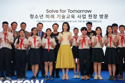 Đệ nhất phu nhân Hàn Quốc Kim Keon Hee chụp hình lưu niệm với các em học sinh THCS Nam Từ Liêm (Hà Nội). (Ảnh: PV/Vietnam+)
