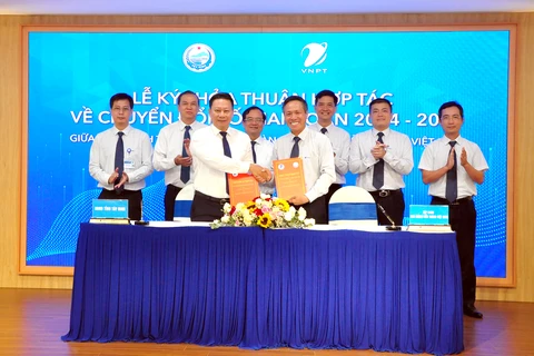 Lễ ký kết thỏa thuận hợp tác giai đoạn 2024-2030 về Chuyển đổi số giữa Tập đoàn VNPT và UBND tỉnh Tây Ninh. (Ảnh: T.Q/Vietnam+) 