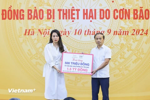 Tập đoàn TH đã trao tặng 300.000 sản phẩm nước tinh khiết TH true WATER (trị giá 1,5 tỷ đồng) và 500 triệu đồng tiền mặt cho người dân bị thiệt hại bởi bão số 3. (Ảnh: PV/Vietnam+)