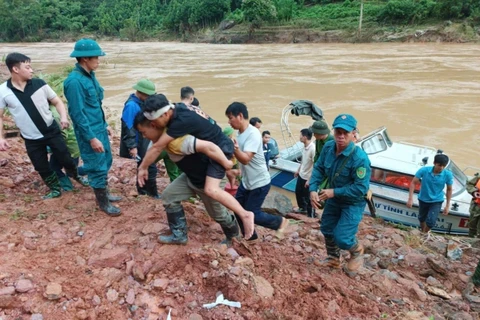 Y tế cơ sở căng mình trong cơn “đại hồng thủy” khắp miền Bắc 