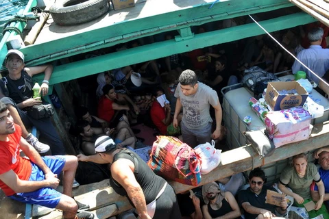 Những người nhập cư trái phép trên thuyền. (Ảnh minh họa/Nguồn: AFP/TTXVN)