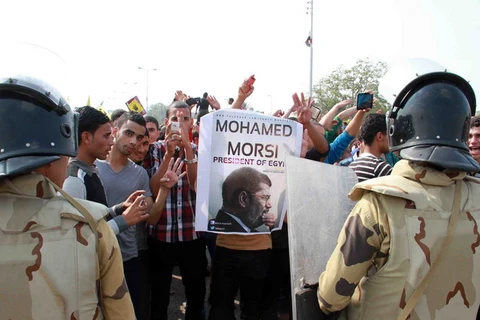 Sinh viên biểu tình bên ngoài trường đại học al-Azhar ở Cairo đòi phục chức cho Tổng thống bị phế truất Morsi. (Nguồn: AFP/TTXVN)