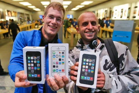 Vẫn còn rất nhiều người tiêu dùng đứng xếp hàng để mua iPhone 5s. (Nguồn: www.ctvnews.ca)