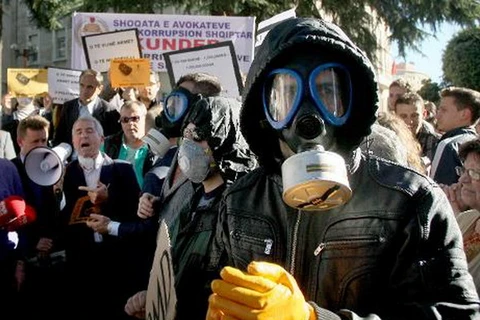 Biểu tình phản đối hủy vũ khí hóa học Syria tại Albania 