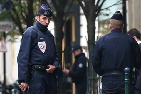 Cảnh sát Paris truy lùng tay súng bí ẩn tấn công nhà báo