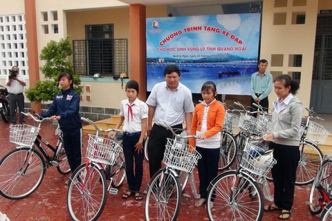 Gần 300 suất quà đến với trẻ em vùng lũ Quảng Ngãi