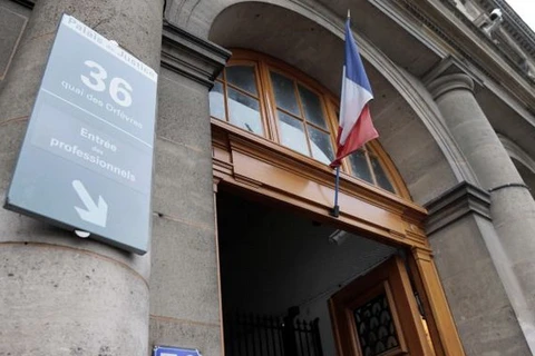 Hai cảnh sát Paris bị khởi tố vì hiếp dâm du khách Canada