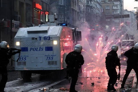 Những người biểu tình ném pháo hoa vào cảnh sát trong một cuộc đụng độ ở Istanbul. (Nguồn: AFP/TTXVN)