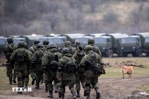 Binh sỹ Nga trở về căn cứ sau cuộc tập trận gần biên giới Ukraine