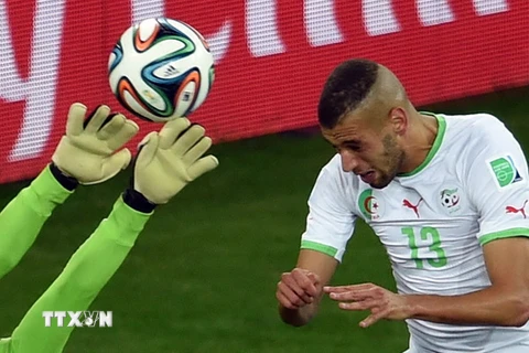 Slimani trở thành người hùng của Algeria khi anh ghi bàn thắng gỡ hòa 1-1 cho đội tuyển Algeria trước đội tuyển Nga. (Nguồn: AFP/TTXVN)