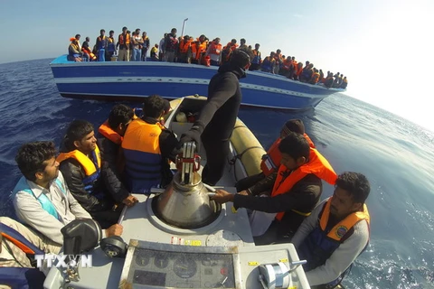 Hải quân Italy cứu hơn 1.600 người di cư gặp nạn trên biển