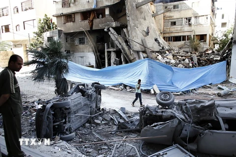Cảnh đổ nát sau vụ không kích của Israel xuống thành phố Gaza ngày 14/7. (Nguồn: AFP/TTXVN)