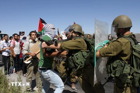 Xung đột giữa người biểu tình Palestine và binh sỹ Israel. (Nguồn: THX/TTXVN)