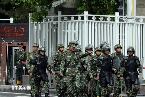 Cảnh sát bán quân sự Trung Quốc tuần tra tại Urumqi. Ảnh minh họa. (Nguồn: AFP/TTXVN)