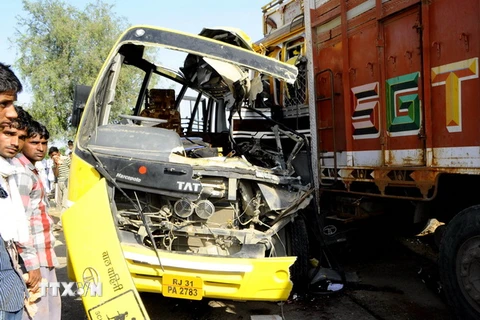 Ấn Độ: Tàu hoả đâm xe buýt chở học sinh, 20 em thiệt mạng