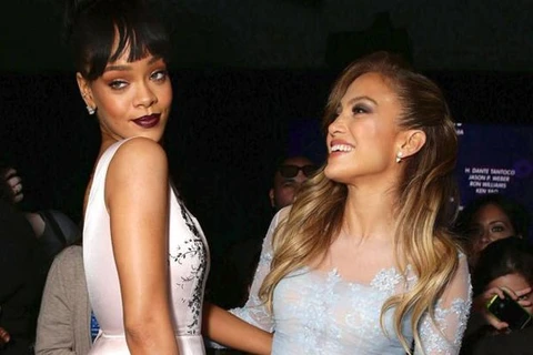 Rihanna bất ngờ “kém sắc” trước vẻ rạng rỡ của Jennifer Lopez 