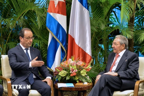 Chủ tịch Cuba Raul Castro hội đàm kín với Tổng thống Pháp