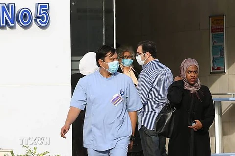 Nhân viên y tế và người nước ngoài đeo khẩu trang phòng chống MERS tại Saudi Arabia. (Nguồn: AFP/TTXVN)