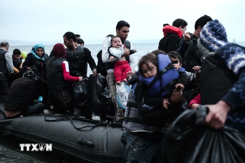  Người di cư Afghanistan tới ngoài khơi đảo Kos, Hy Lạp khi vượt qua vùng biển Aegean giữa Thổ Nhĩ Kỳ và Hy Lạp ngày 27/5. (Nguồn: AFP/TTXVN)