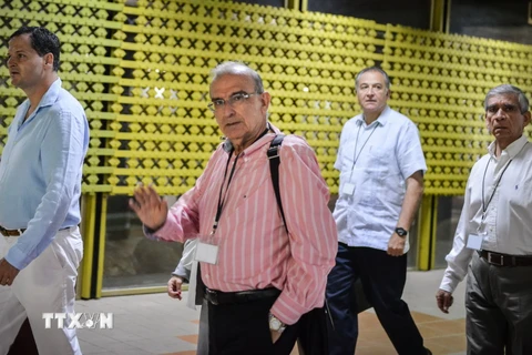 Phái đoàn đàm phán của Chính phủ Colombia do Trưởng đoàn Humberto de la Calle dẫn đầu tới đàm phán ở thủ đô La Habana ngày 25/5. (Nguồn: AFP/TTXVN)