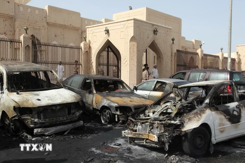 Hiện trường một vụ đánh bom xe liều chết đã xảy ra bên ngoài tại nhà thờ Hồi giáo dòng Shiite Al-Anoud ở thành phố cảng Dammam. (Nguồn: AFP/TTXVN)