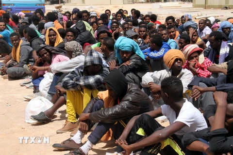 Người nhập cư trái phép từ khu vực châu Phi phụ cận sa mạc Sahara tại khu vực tạm giữ ở quận al-Karem thuộc thành phố Misrata, miền đông Libya. (Nguồn: AFP/TTXVN)