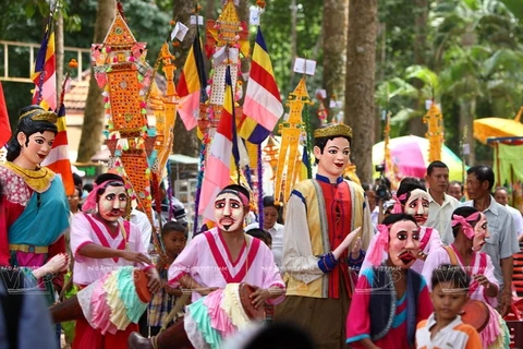 Mão và mặt nạ là hai loại phục trang đặc biệt trong những buổi biểu diễn nghệ thuật truyền thống của người Khmer.