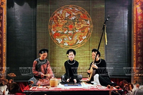 Một tiết mục biểu diễn ca trù của 3 ca nương Câu lạc bộ Ca trù Thăng Long ở Đền Quan Đế.
