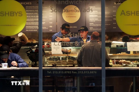 Nhân viên làm việc tại một nhà hàng tại Manhattan, thành phố New York, Mỹ. (Nguồn: AFP/TTXVN)