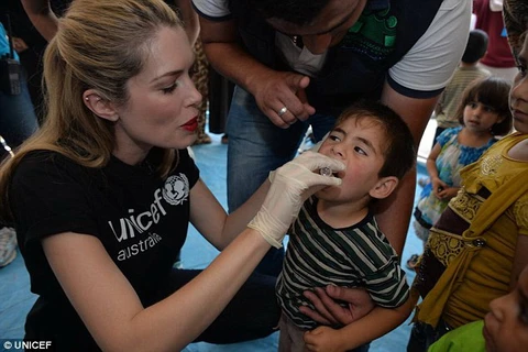 Tara Moss cho trẻ em Syria uống vắcxin chống bại liệt. (Nguồn: UNICEF)