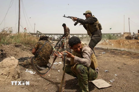 Lực lượng vũ trang Iraq giao tranh với phiến quân IS tại Sayed Ghareeb,cách thủ đô Baghdad khoảng 70 km về phía bắc. (Nguồn: AFP/TTXVN)