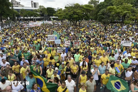 Tuần hành phản đối tham nhũng và rửa tiền tại quảng trường Tự do ở Belo Horizonte. (Nguồn: AFP/TTXVN)