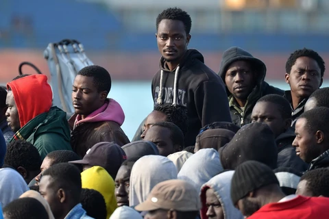 Những người di cư sau khi được hải quân Italy cứu và đưa về cảng Sicili. (AFP/TTXVN)
