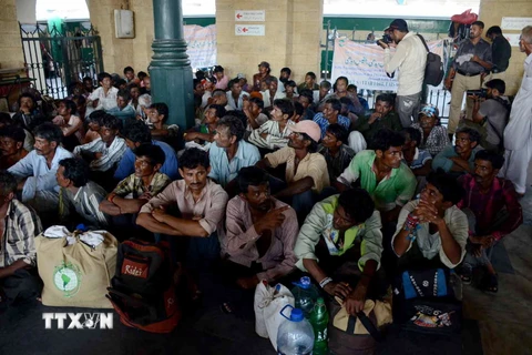 Các ngư dân Ấn Độ chờ tàu để trở về quê hương tại ga tàu hỏa ở Karachi, sau khi được trả tự do. (Nguồn: THX/TTXVN)