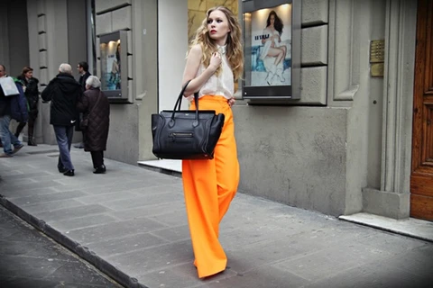 Một chiếc quần culottes dài màu cam neon sẽ tôn dáng và 'kéo dài' đôi chân cho các nàng mảnh khảnh.
