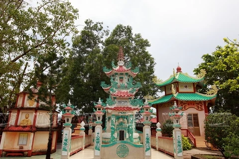 Tháp mộ các vị sư trụ trì chùa Phật Tổ đã viên tịch.