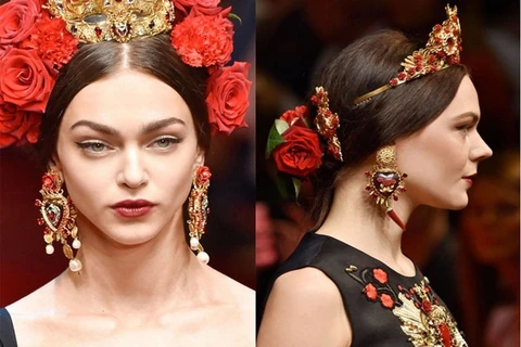 Những chiếc vương miện vàng và những đôi hoa tai làm nên dấu ấn khó phai cho bộ sưu tập Xuân Hè 2015 của Dolce&Gabbana.