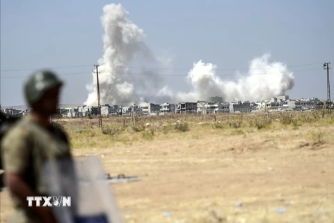Khói bốc lên trong giao tranh tại Konabe nhìn từ khu vực biên giới Suruc, tỉnh Sanliurfa, Thổ Nhĩ Kỳ ngày 27/6. (Nguồn: AFP/TTXVN)