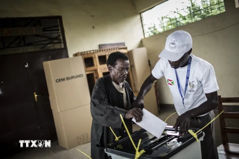 Cử tri Burundi bỏ phiếu tại một điểm bầu cử ở thủ đô Bujumbura. (Nguồn: AFP/TTXVN)v