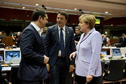 Thủ tướng Hy Lạp Alexis Tsipras (trái), Thủ tướng Italy Matteo Renzi và Thủ tướng Đức Angela Merkel trước hội nghị thượng đỉnh EU ngày 25/6. (Nguồn: AFP/TTXVN)