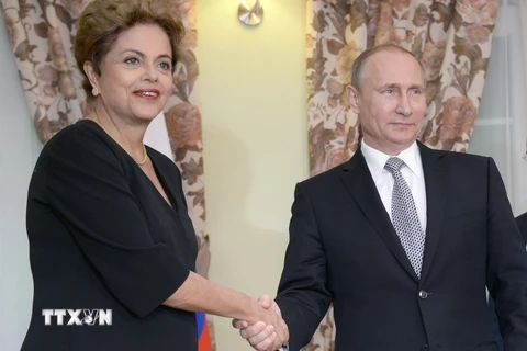 Tổng thống nước chủ nhà Vladimir Putin (phải) có cuộc gặp với Tổng thống Brazil Dilma Rousseff (trái) tại cuộc gặp. (Nguồn: AFP/TTXVN)