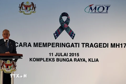 Thủ tướng Malaysia Najib Razak phát biểu tại lễ kỷ niệm 1 năm thảm họa máy bay MH17. (Nguồn: AFP/TTXVN)