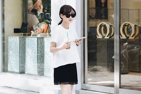 Sun Ht thoải mái trong set đồ đen - trắng đơn giản gồm áo phông và chân váy phối cùng giày thể thao cổ cao.