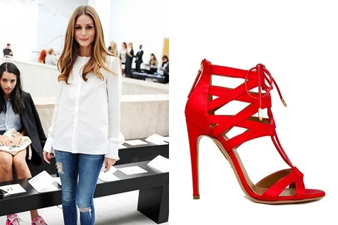 Người đẹp kết hợp đôi Beverly Hills gam đỏ rực rỡ bằng satin của Aquazzura cùng quần jeans với áo sơmi trắng.