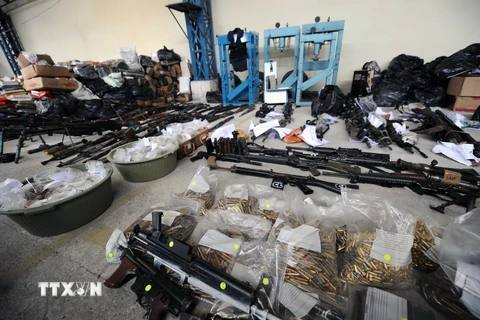 Vũ khí thu giữ được trong chiến dịch truy quét các băng đảng ma túy ở Rio de Janeiro. (Nguồn: AFP/ TTXVN)