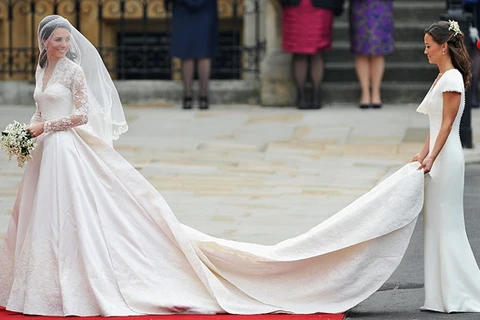 Hình ảnh Kate bước ra khỏi xe hoa trong chiếc đầm cưới màu trắng tinh tế của Alexander McQueen sẽ chẳng bao giờ phai nhạt trong lòng công chúng.