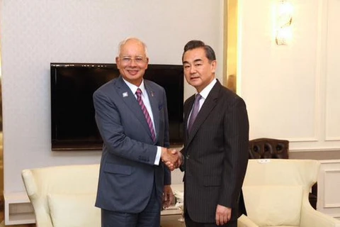 Thủ tướng Malaysia Najib Razak và Ngoại trưởng Trung Quốc Vương Nghị tại buổi tiếp. (Nguồn: twitter)