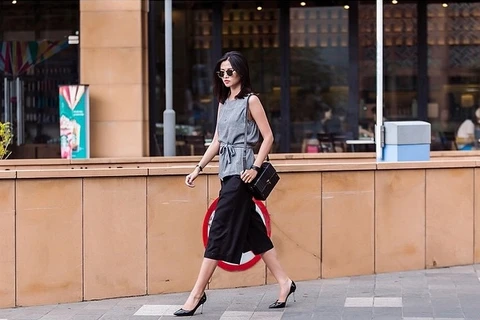 Cao Thiên Trang 'mix' quần culottes màu đen cùng áo không tay bắt nhịp xu hướng Xuân Hè 2015. Cô chọn túi xách dáng hộp màu đen và giày cao gót màu đen hoàn thiện cho bộ trang phục xuống phố của mình.