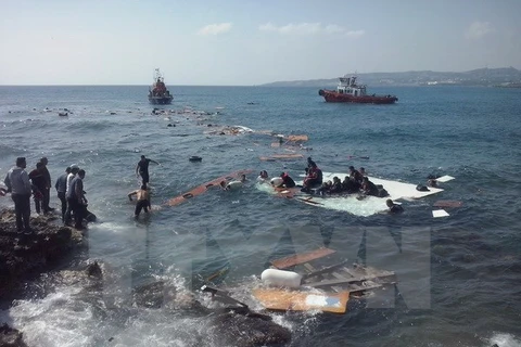 Lực lượng cứu hộ hỗ trợ người di cư lên đảo Rhodes sau một vụ chìm tàu chở người di cư. (Nguồn: THX/TTXVN)